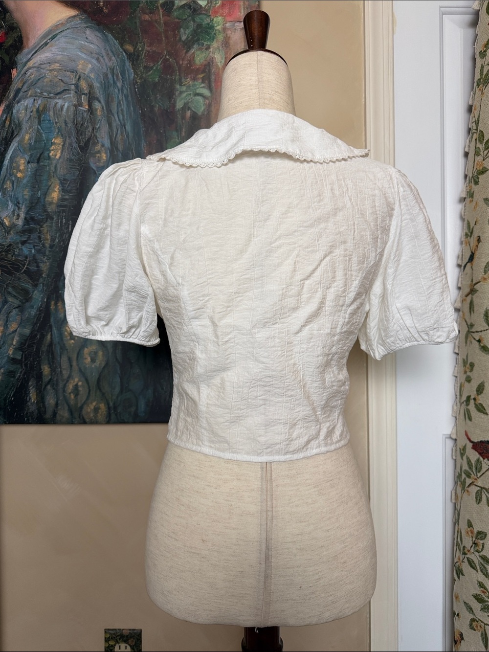 Women’s White Collared Button-Front Puff Sleeve Top - Picture 6 of 10